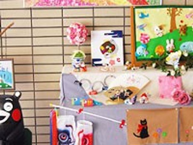 壁に飾られた作品 掲示物 壁には利用者の作品が色とりどりに展示されています。創作活動を支える職場環境です。