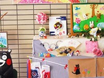 壁に飾られた作品