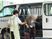 人が車から降りる外観