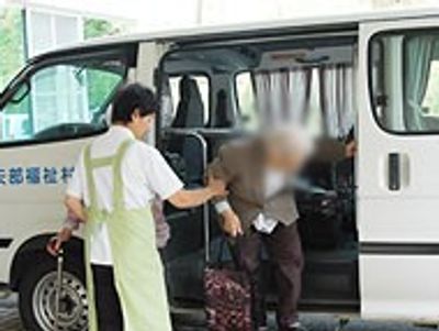 人が車から降りる外観