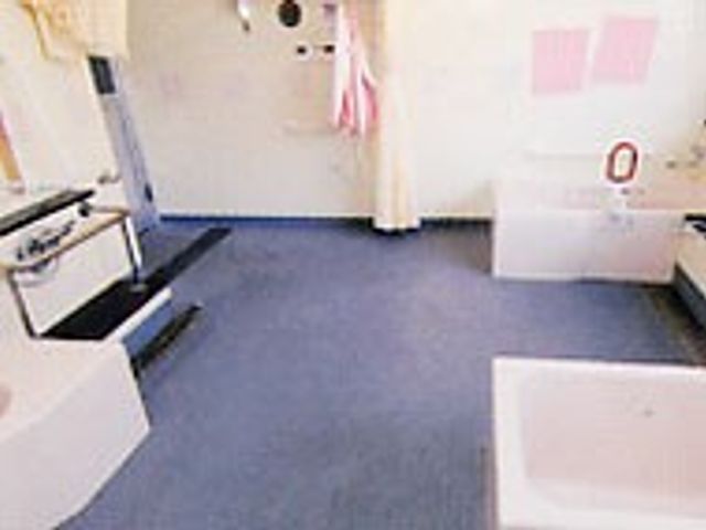 浴室の様子 浴室 広々とした浴室はバリアフリーに配慮され、車椅子でも楽に利用できる設計です。リラックスタイムに最適です。
