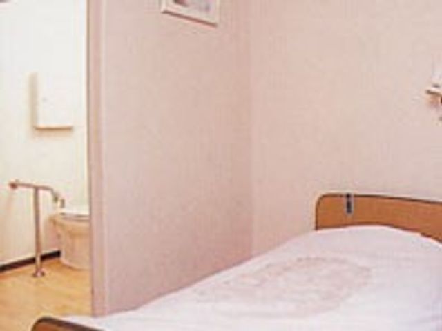 個室とトイレ 居室 落ち着いた個室には、使いやすいトイレが隣接しています。快適な環境で働けます。