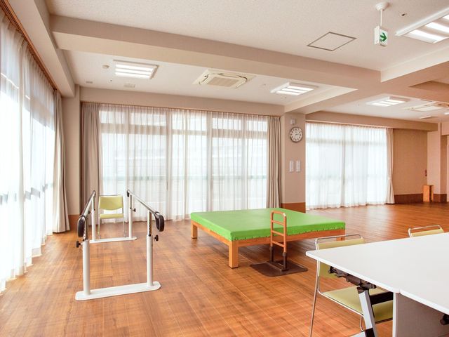 自然光の広々空間 多目的室 大きな窓から自然光が降り注ぐ空間で、訓練やリハビリも快適に行えます。