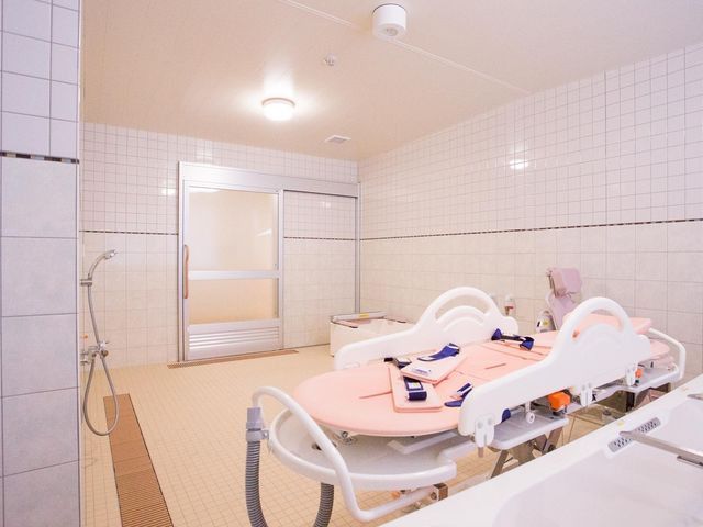 清潔な浴室 浴室 広々とした清潔感あふれる空間で、安全に利用できる設備が充実しています。