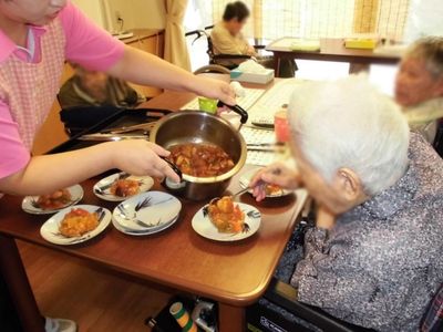 賑わうダイニングルーム