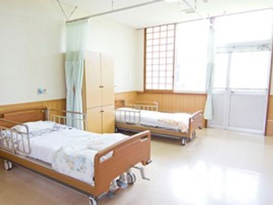 明るい居室のベッド配置  