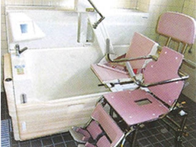 車椅子で入浴できる浴室 浴室 車椅子対応の入浴設備が整ったゆったりとした空間です。介護しやすく、安全に配慮されています。