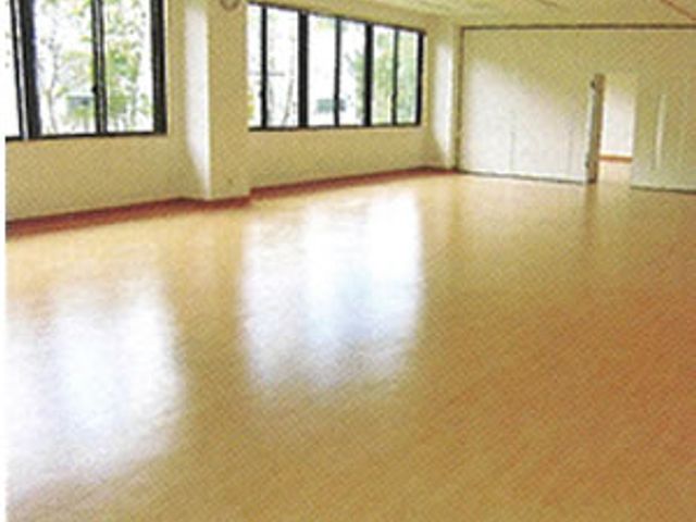 自然光いっぱいの多目的室 多目的室   広々とした明るさが特徴のスペースでは、活動や交流を快適に楽しめます。