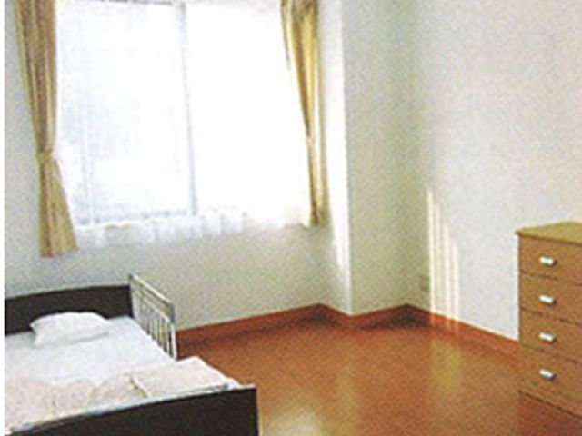 居室の様子 居室 大きな窓から自然光が差し込む明るい居室です。広々とした空間で、快適に過ごせます。