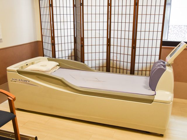 リラクゼーション機器の部屋 機能訓練室 リラックスできる機器が設置された明るい空間です。リフレッシュの時間をサポートします。