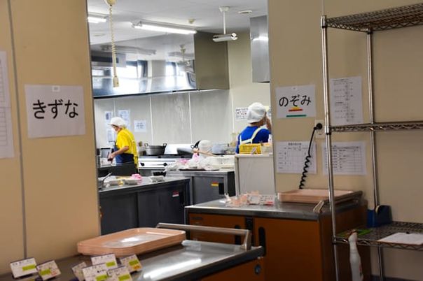 調理中のキッチン