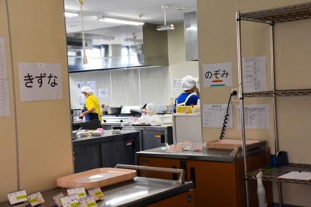 調理中のキッチン