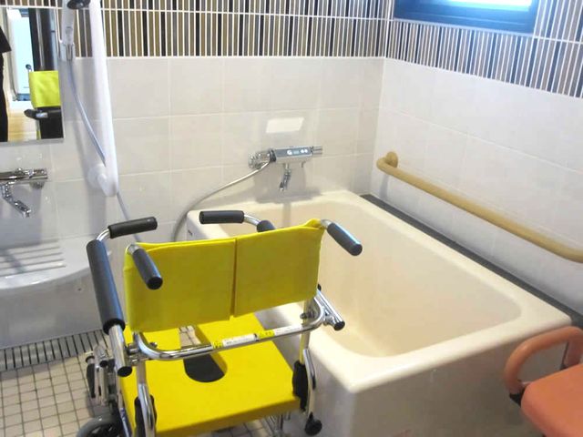 快適なバスルーム 浴室 広々としたバスルームは、車椅子の方も利用しやすい設計です。安全な入浴をサポートします。
