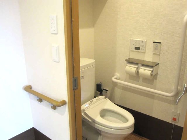 手すり付きトイレ トイレ 安全を考慮した手すり設置のトイレです。快適な利用をサポートします。