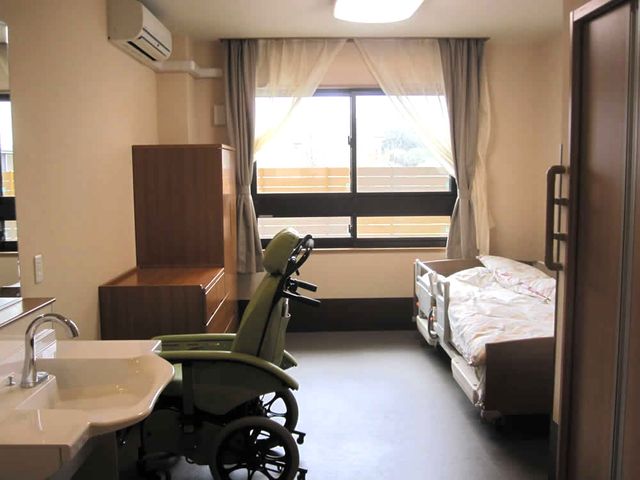 明るい居室 居室 自然光がたっぷりと入り、清潔感のある居室です。快適な暮らしをサポートします。