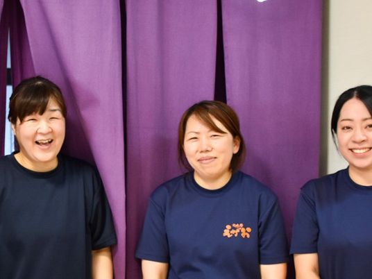 笑顔のスタッフ３人  