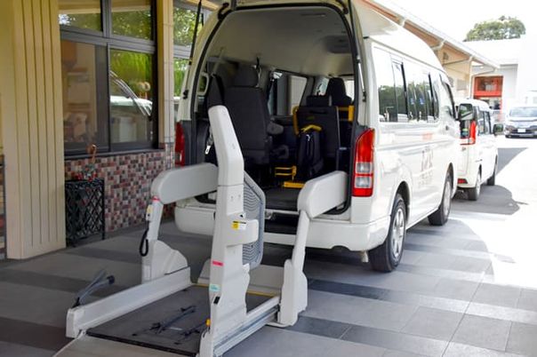 リフト付き車両の様子