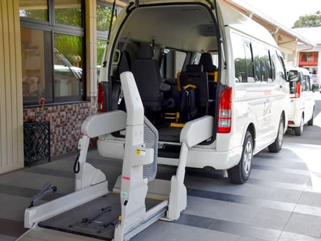 リフト付き車両の様子 外観 車椅子での移動がしやすいリフト付きの車両があります。安全で快適な移動が可能です。
