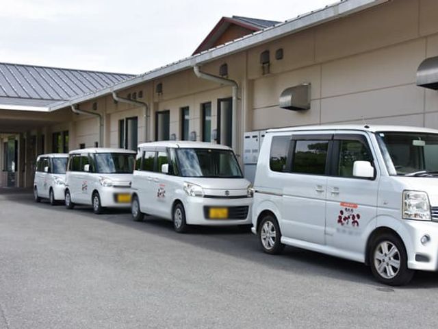 送迎に利用する車両 外観 施設の送迎車両が整然と並んでいます。移動手段として利用しやすい環境が整っています。