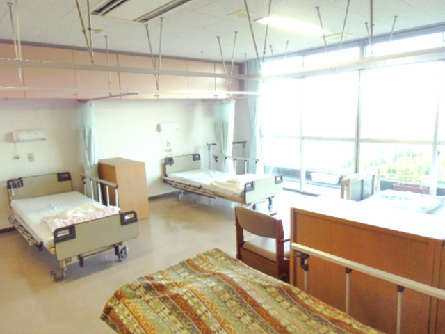 自然光が差し込む居室 居室 大きな窓から自然光が入り、明るく過ごしやすい空間になっています。快適な環境で安心して過ごせます。