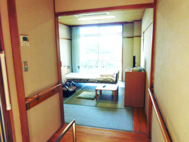 広々とした居室 居室 大きな窓から自然光が差し込む明るい和室です。快適にリラックスできる空間になっています。