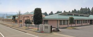 道路沿いの建物外観