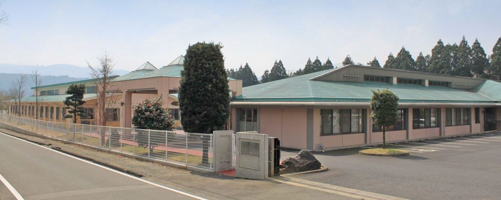 道路沿いの建物外観