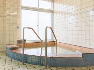 手すり付き浴槽の浴室  