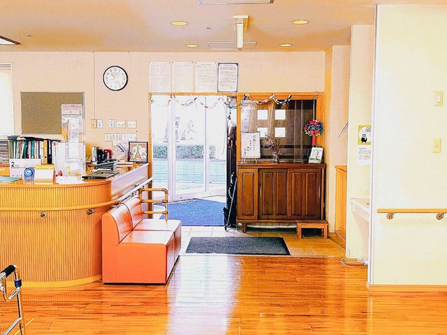 温かみのある入口ロビー ロビー 広々とした空間で、訪れる人々を温かく迎えます。木の温もりが感じられるエントランスです。