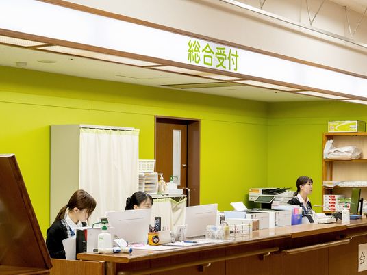 受付で働く職員の様子  