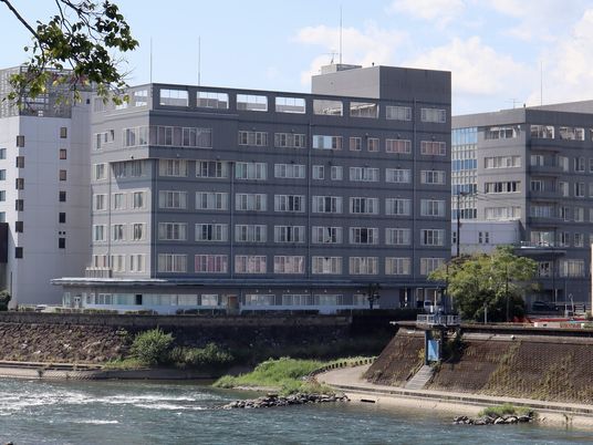 河川沿いの外観  