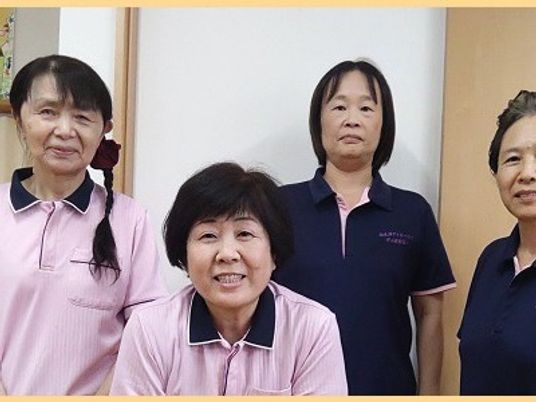 スタッフ集合の室内  