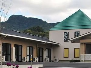 山を望む中庭  