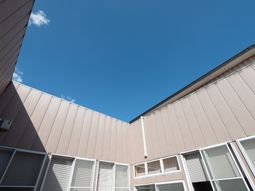 青空と建物のコントラスト