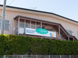 ピンク色の建物外観