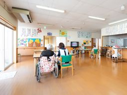 明るい居室の風景