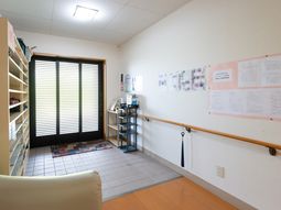 手すり付き廊下空間