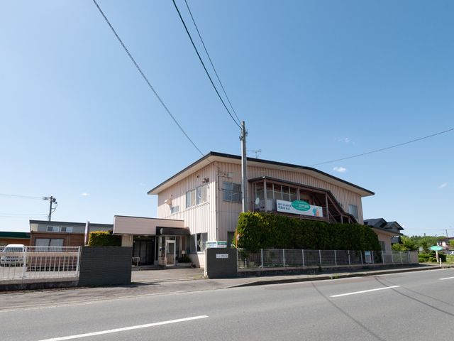 広々とした施設の外観 外観 ゆとりある造りの施設前からの眺め。青空の下、清潔感のある外観が印象的です。
