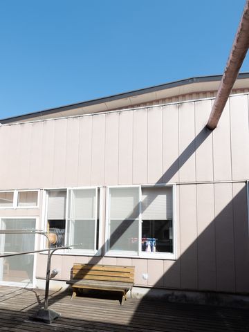 日差しのテラス席 屋上 朝日が眩しい外のテラスです。休憩や談笑に最適な空間があり、温かい日差しを感じながらの時間を提供します。