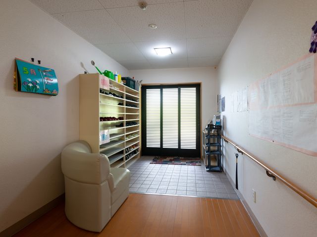 設備の案内コーナー 玄関 充実した情報コーナーがあり、日々の案内やスケジュールを確認しやすいレイアウトとなっています。
