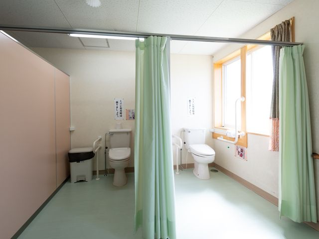 バリアフリーのトイレ 共同トイレ 安全を考慮した造りの洗練されたトイレです。手すり付きで利用しやすく、明るい窓からは自然光が差し込みます。