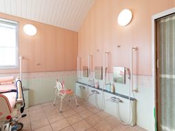 清潔な洗面台と手すり