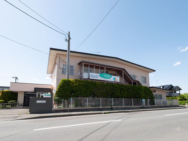施設の外観写真 外観 ゆったりとした通りに面した、明朗で入りやすい雰囲気の施設です。周辺は静かな住宅地が広がり、落ち着いた環境の中でお仕事ができます。