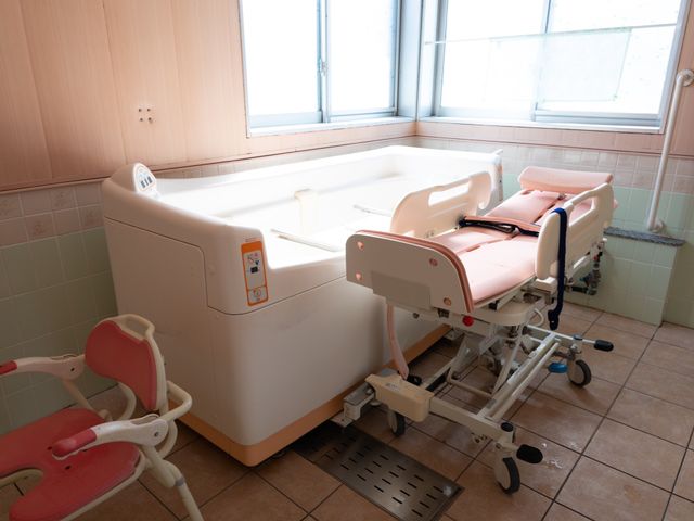 特殊浴槽とシャワーキャリー 介護浴槽 清潔感のある浴室には、安全にご利用いただける特殊浴槽とシャワーキャリーが備えられています。日々の暮らしをサポートする充実した設備をご覧ください。