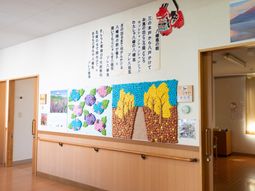 壁に掛けられた色彩豊かな作品