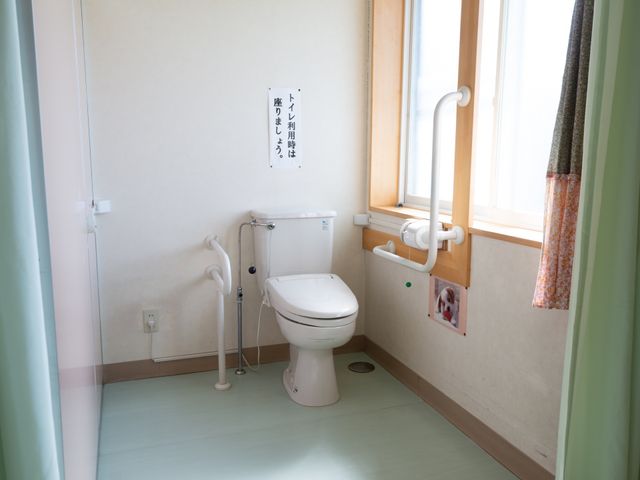 バリアフリートイレ 共同トイレ 安全に配慮されたトイレの設備です。手すりや緊急通報装置が整い、すべての方が快適にご利用いただけます。