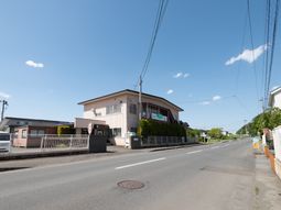 明るい一日の外観