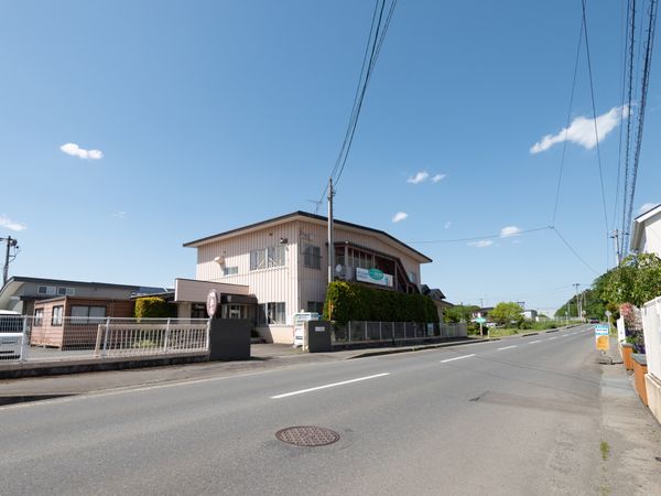 明るい一日の外観