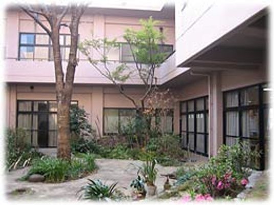 植物が生い茂る中庭
