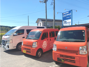 送迎車が並ぶ外観  